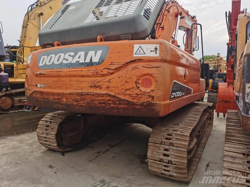 Doosan DX 300 LC Bandgrävare