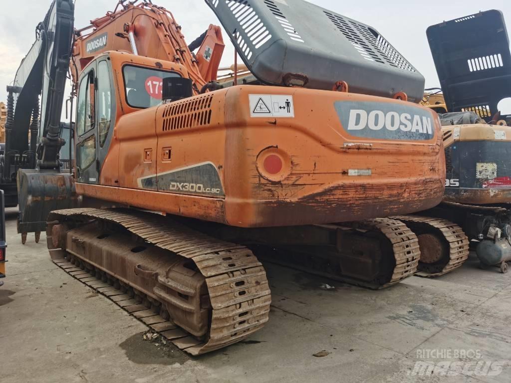 Doosan DX 300 LC Bandgrävare