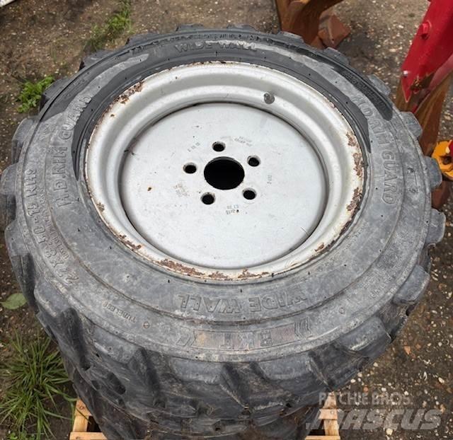  Set BKT 27x8.50-15 Däck, hjul och fälgar