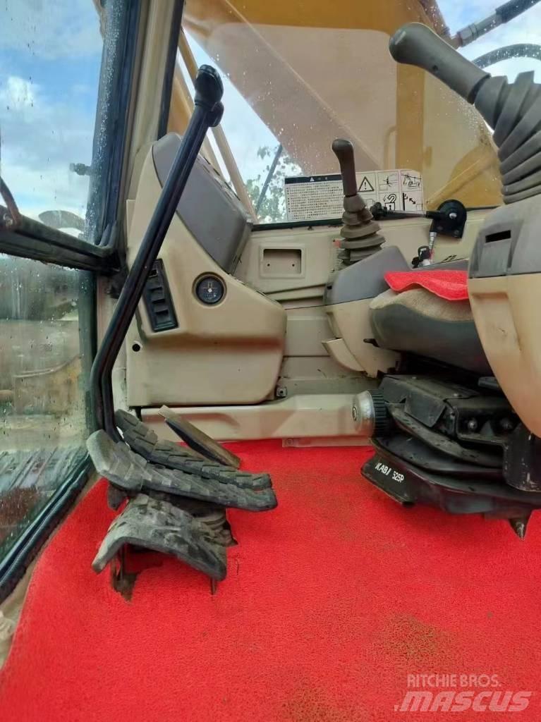 CAT 320 B L Bandgrävare