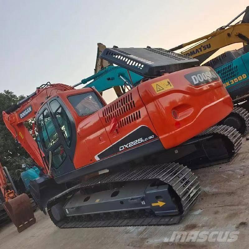 Doosan DX 225 LC Bandgrävare