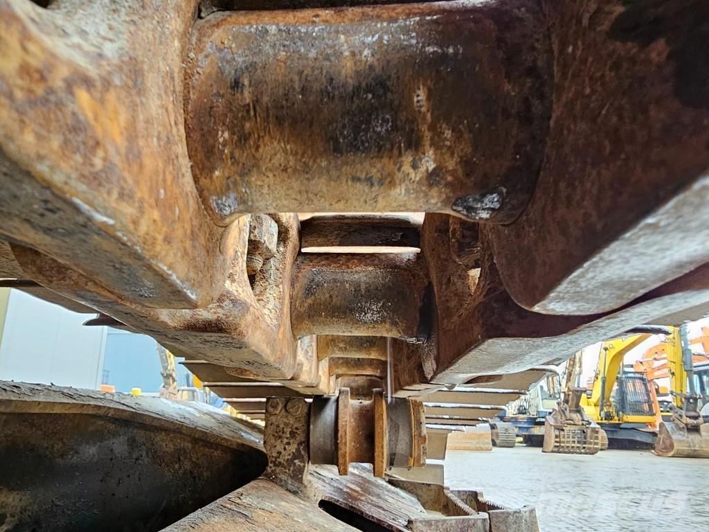 Komatsu HB215LC-2 Bandgrävare