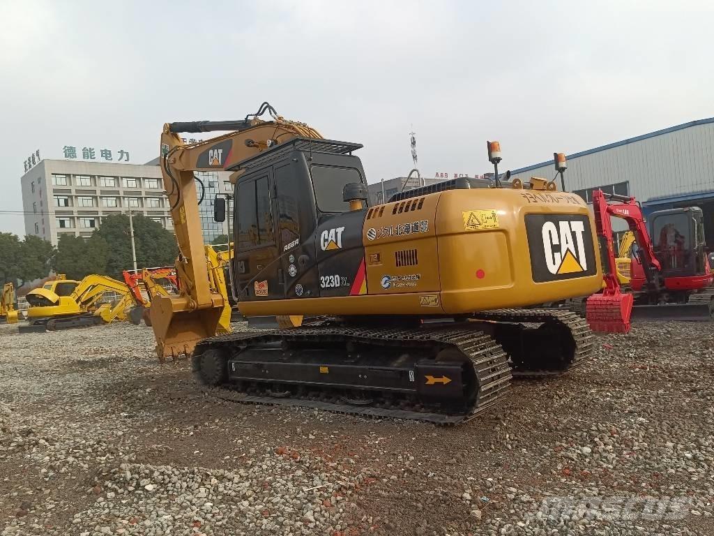 CAT 323 D2L Bandgrävare