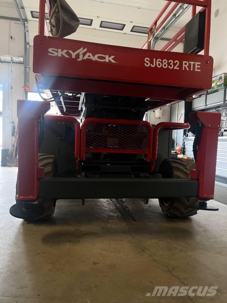 SkyJack SJ 6832 RTE Saxliftar