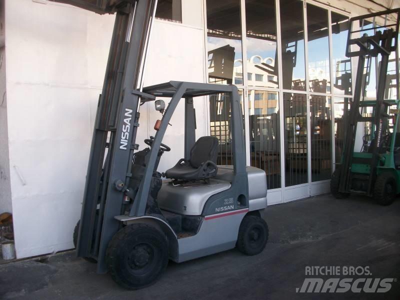 Nissan PL02A25 Gasolmotviktstruckar