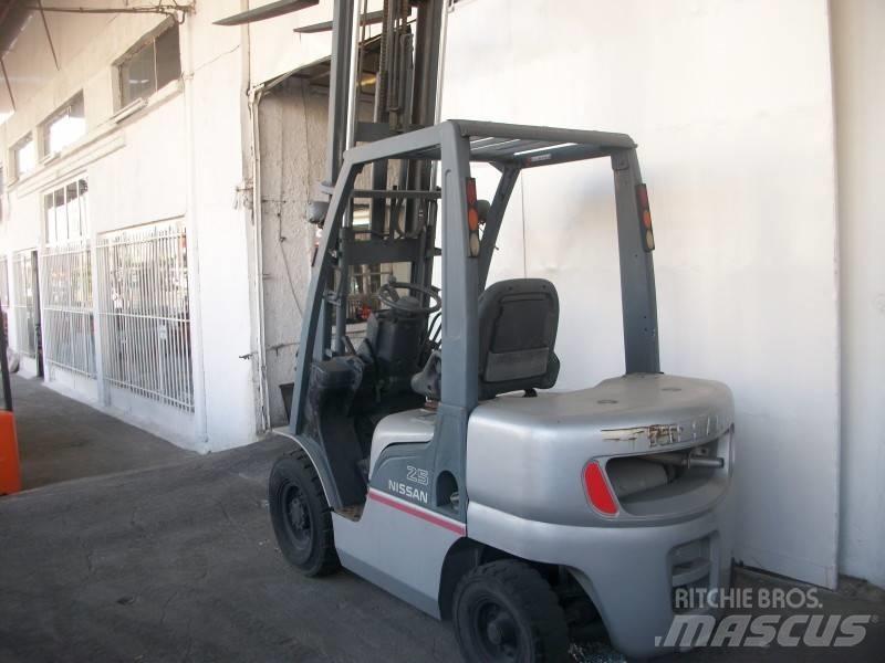 Nissan PL02A25 Gasolmotviktstruckar