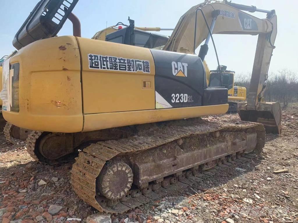 CAT 323D2 Bandgrävare