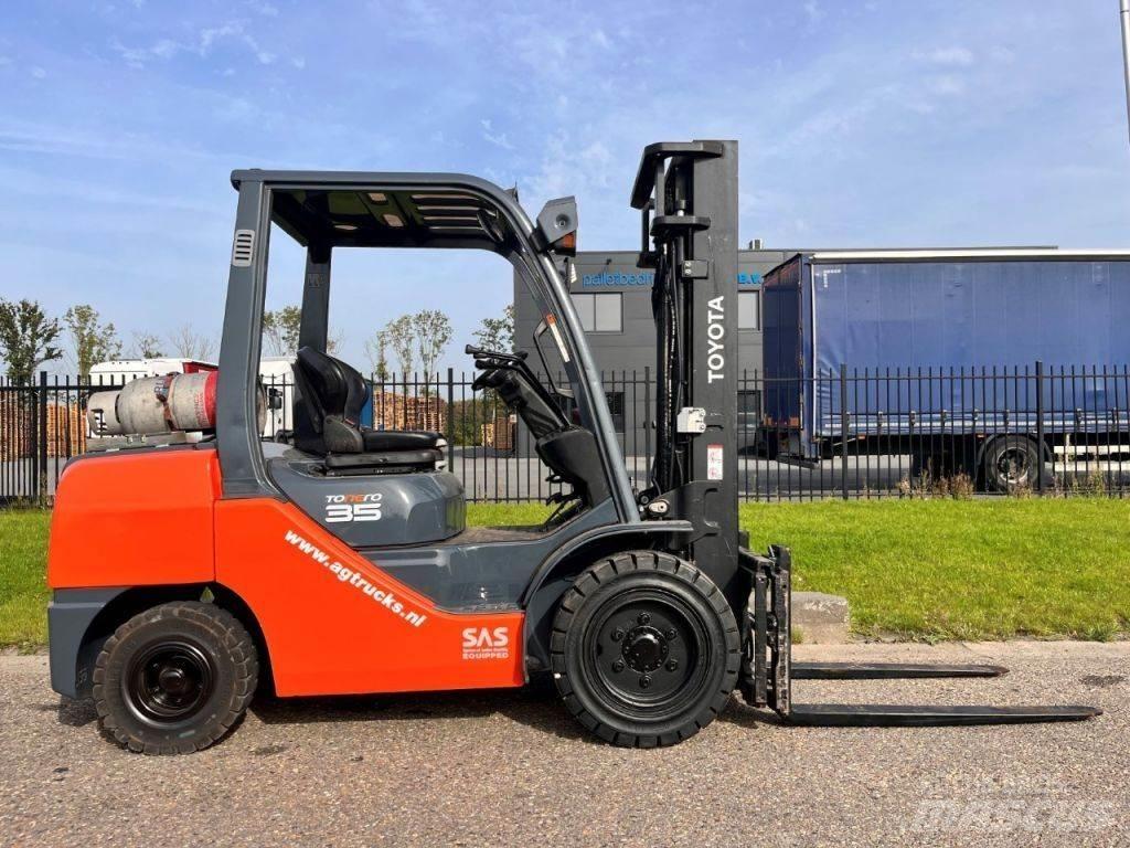 Toyota 02- 8FGJF35 Gasolmotviktstruckar