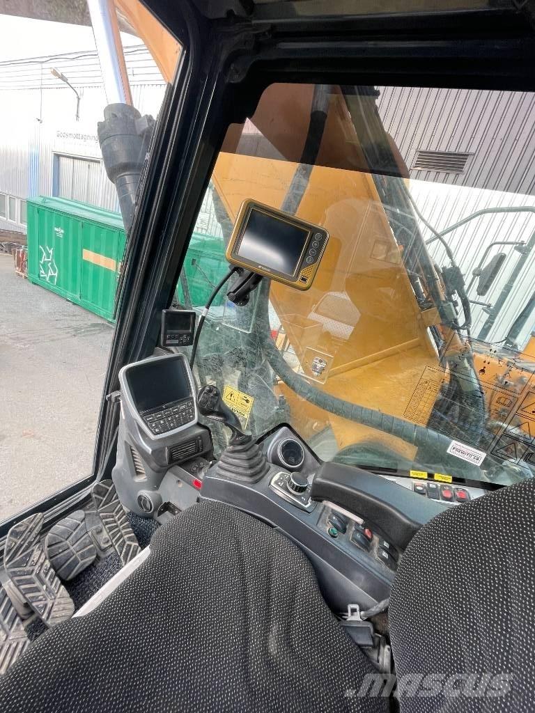 Hyundai HX 260 L Bandgrävare