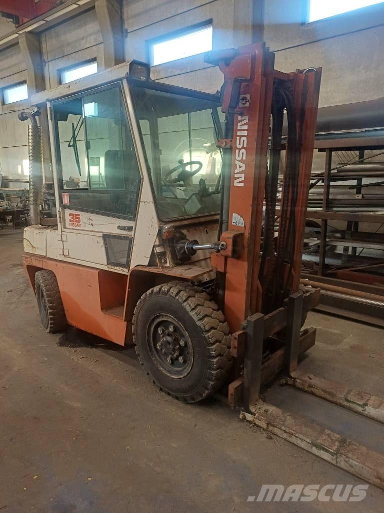 Nissan 33 U Dieselmotviktstruckar
