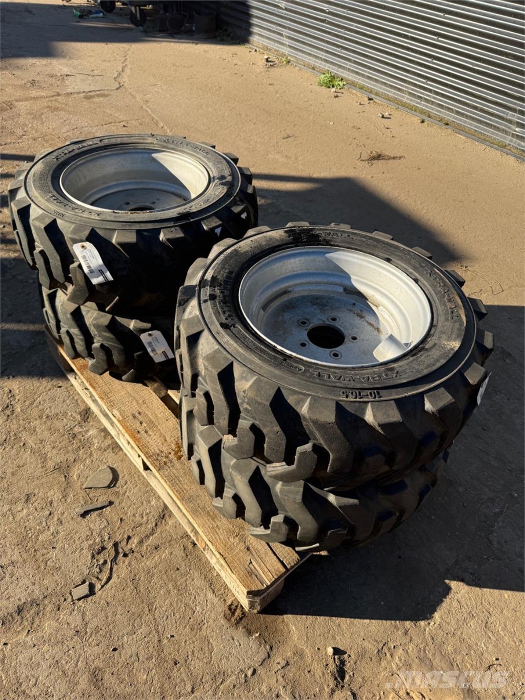  10-16.5 Däck, hjul och fälgar