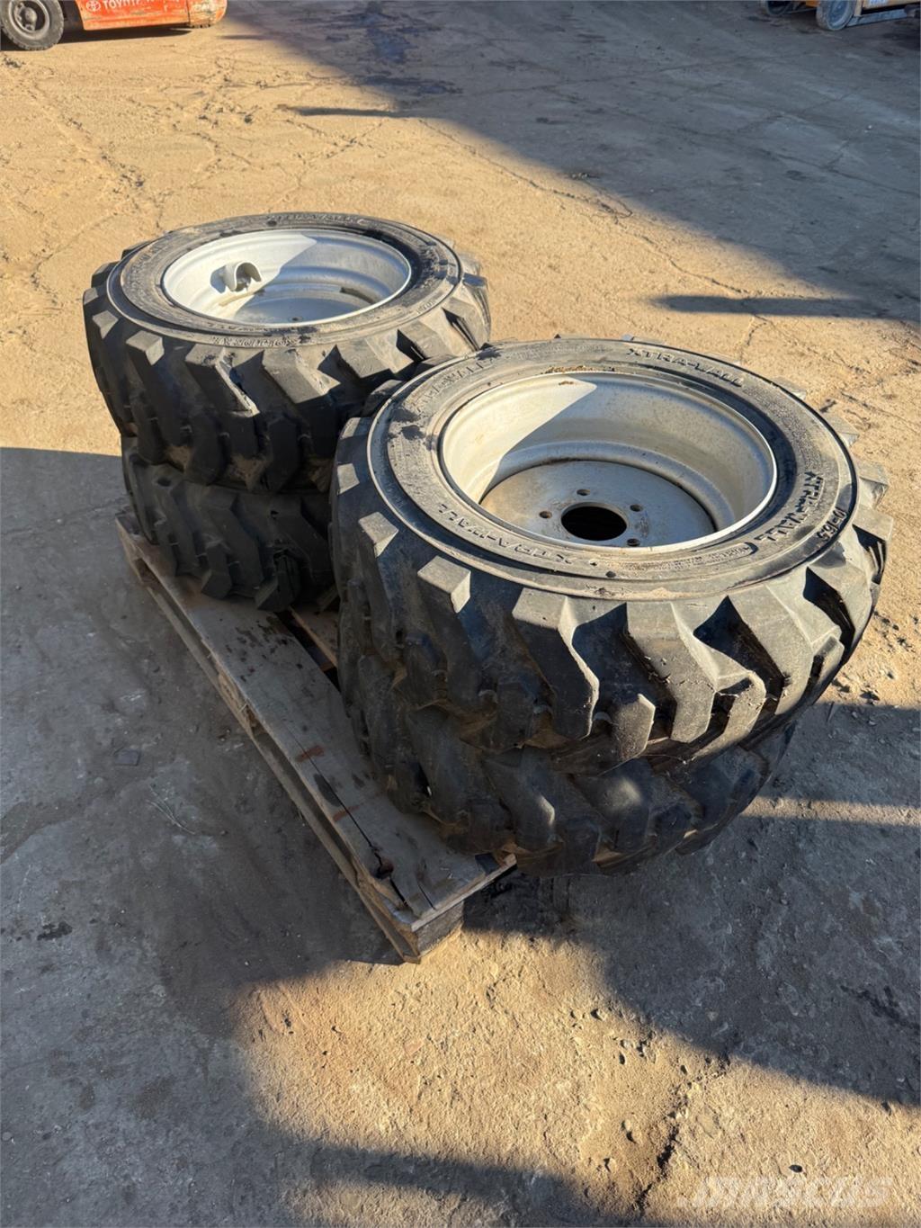  10-16.5 Däck, hjul och fälgar