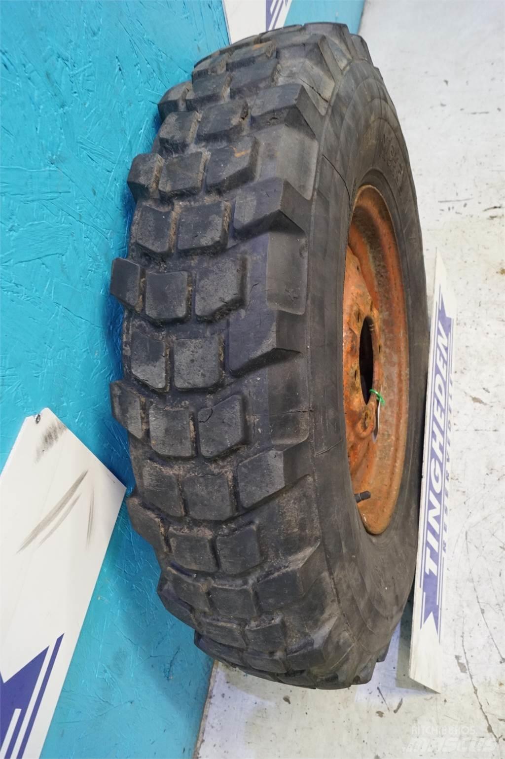  16 7.50R16 Däck, hjul och fälgar