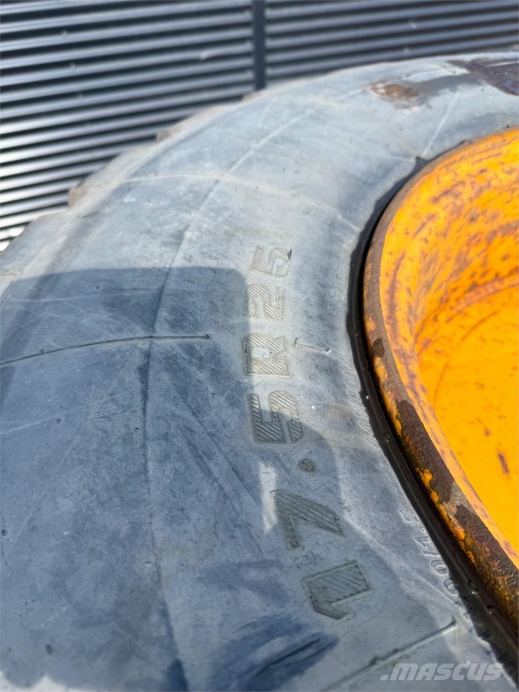  17.5-25 Däck, hjul och fälgar