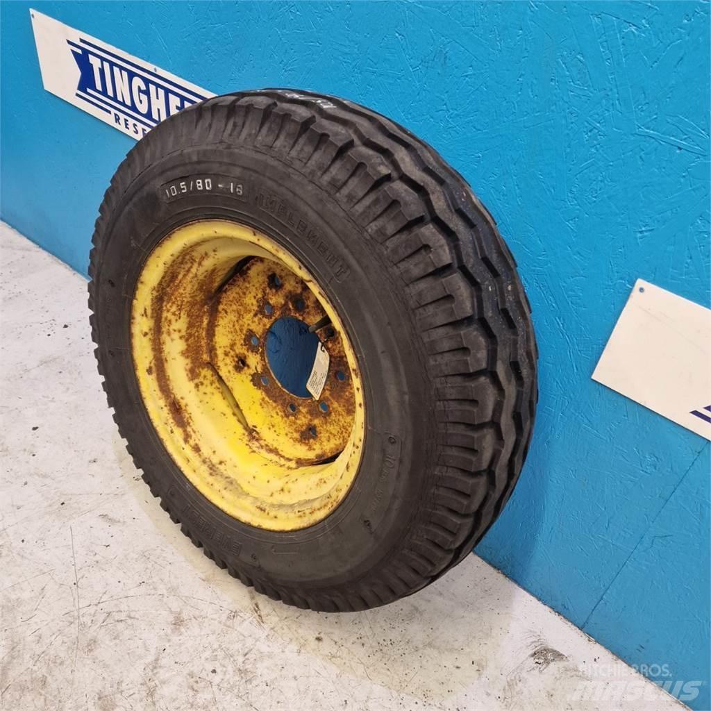  18 10.5/80-18 Däck, hjul och fälgar
