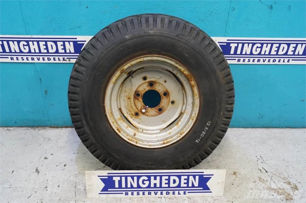  18 12.5/80-18 Däck, hjul och fälgar
