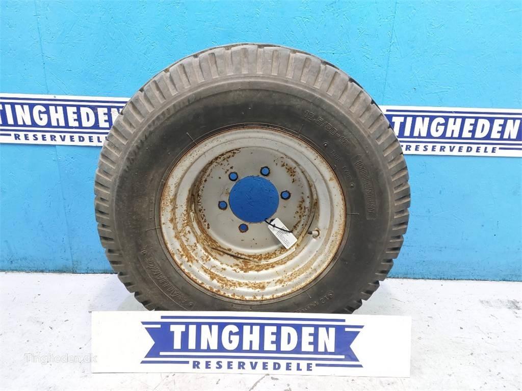  18 12.5/80-18 Däck, hjul och fälgar