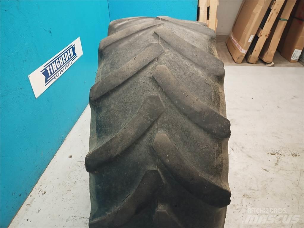  24 420/70R24 Däck, hjul och fälgar