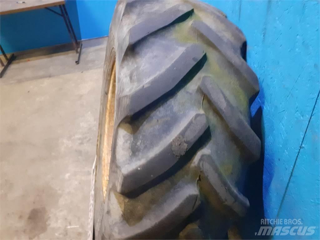  24 460/70R24 Däck, hjul och fälgar