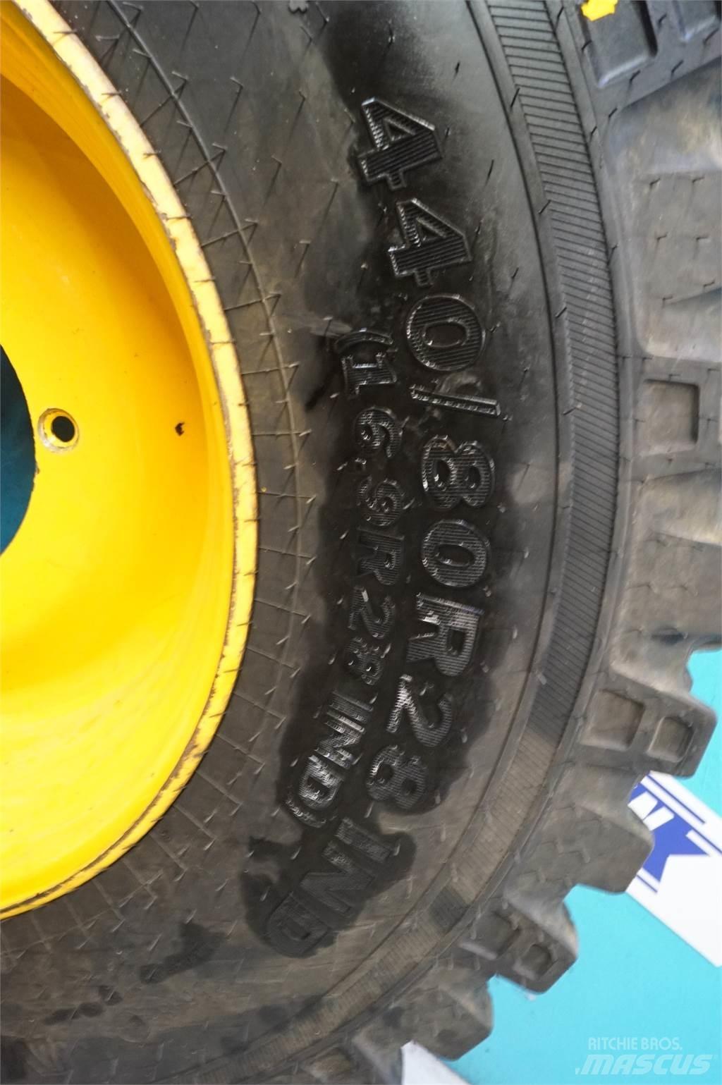  28 440/80R28 Däck, hjul och fälgar