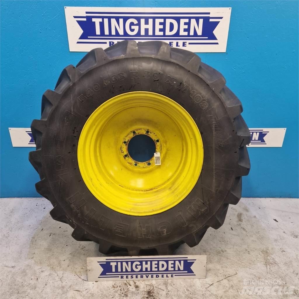  30 540/65 R30 Däck, hjul och fälgar