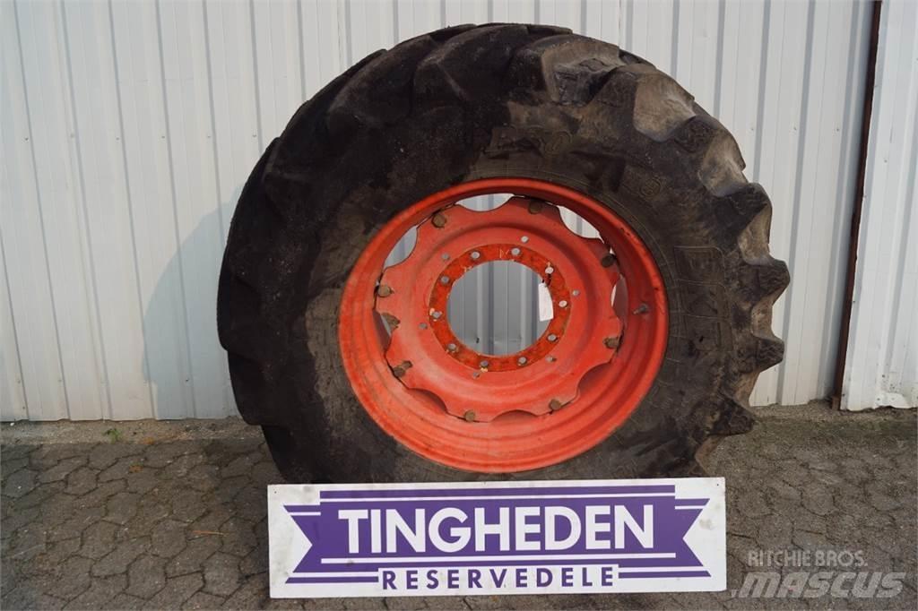  30 540/65R30 Däck, hjul och fälgar