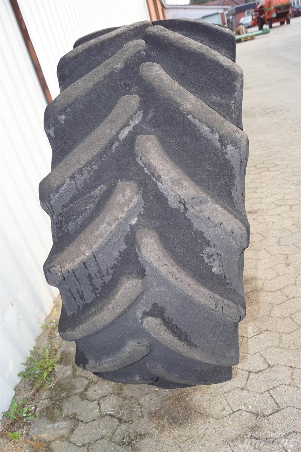  30 540/65R30 Däck, hjul och fälgar