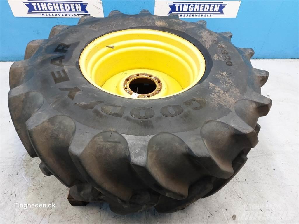  32 650/75 R32 Däck, hjul och fälgar