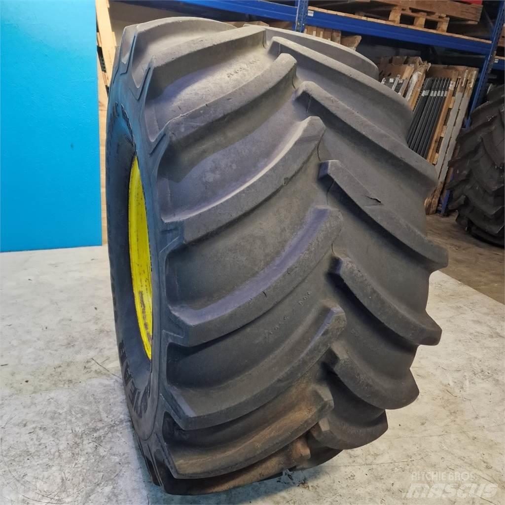  32 900/55 R32 Däck, hjul och fälgar