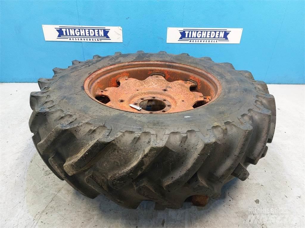  38 18.4 R38 Däck, hjul och fälgar