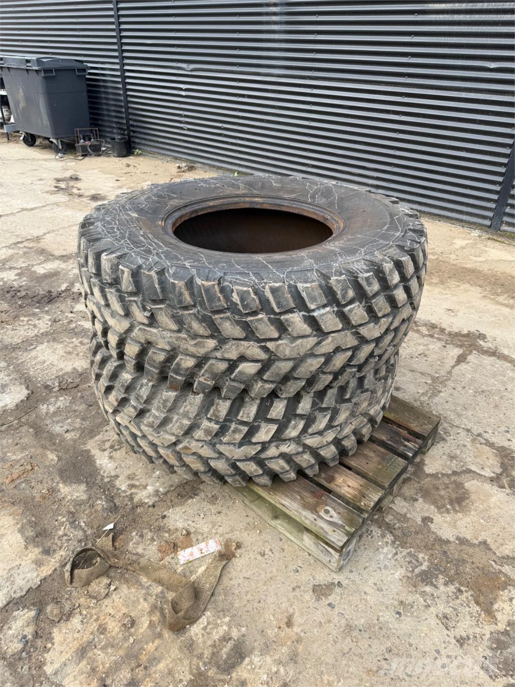  440/80-24 Däck, hjul och fälgar