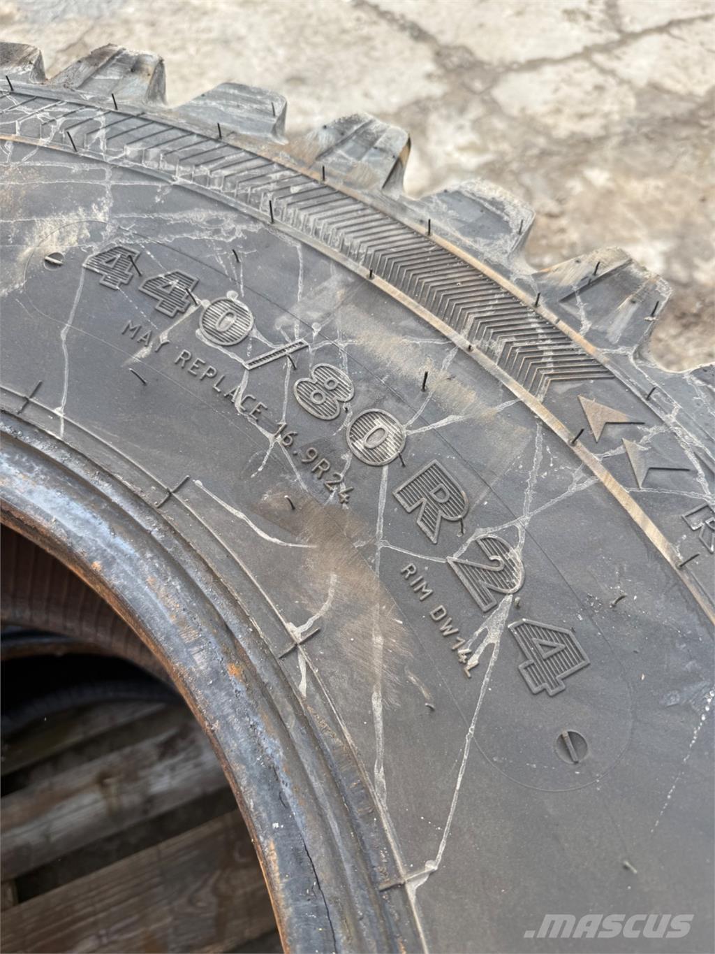  440/80-24 Däck, hjul och fälgar