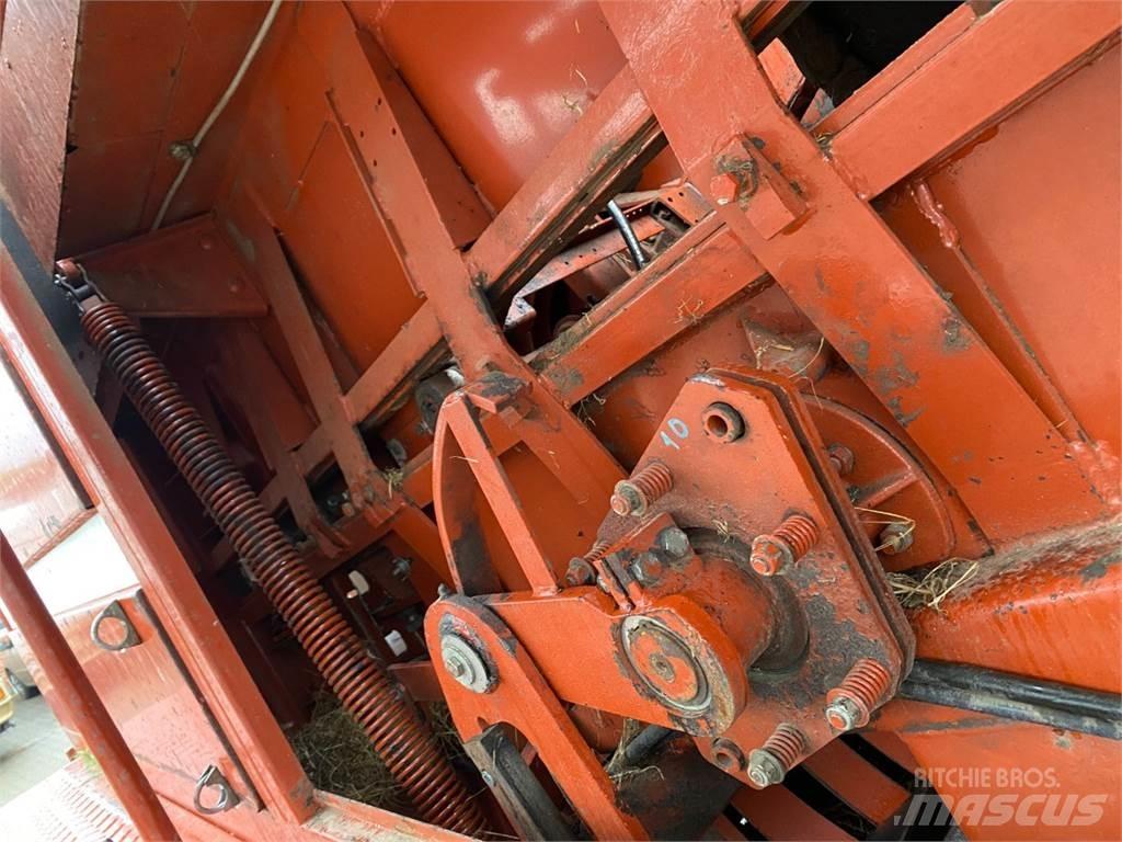 Hesston 4700 Fyrkantspressar