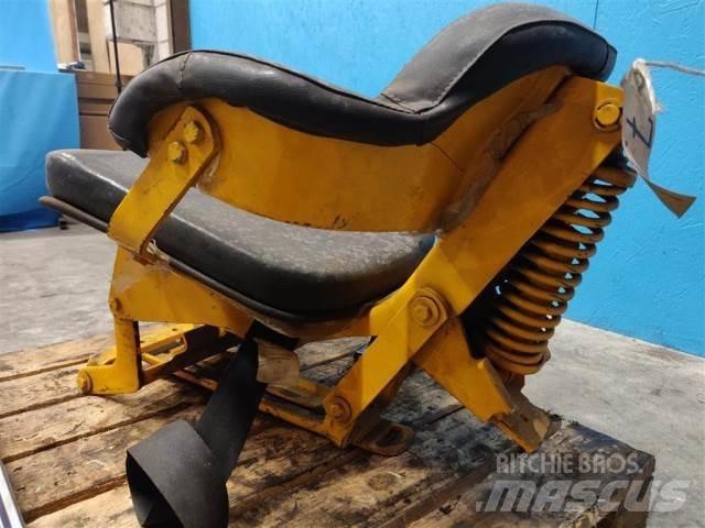 John Deere 310 Hytter och interiör