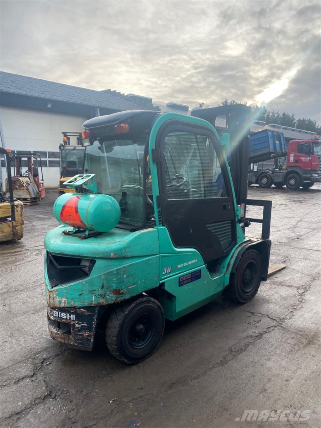 Mitsubishi FG30 Gasolmotviktstruckar
