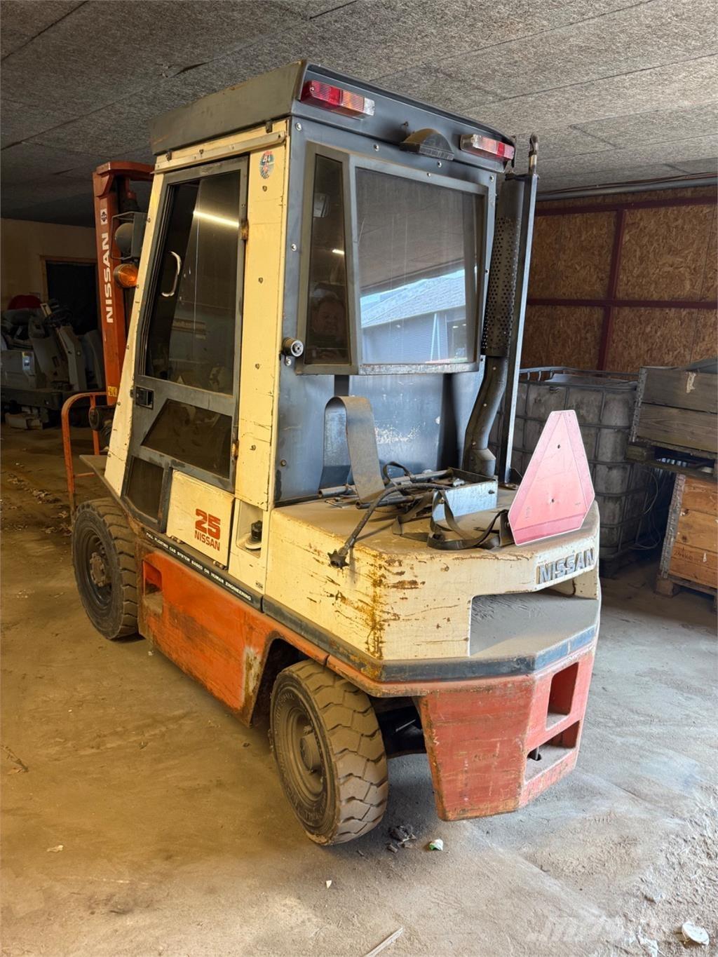 Nissan FG25 Gasolmotviktstruckar