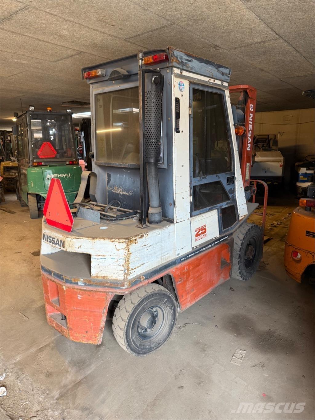 Nissan FG25 Gasolmotviktstruckar