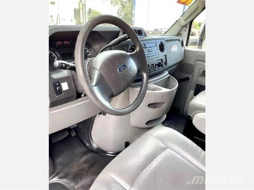 Ford E-350 Skåpbilar