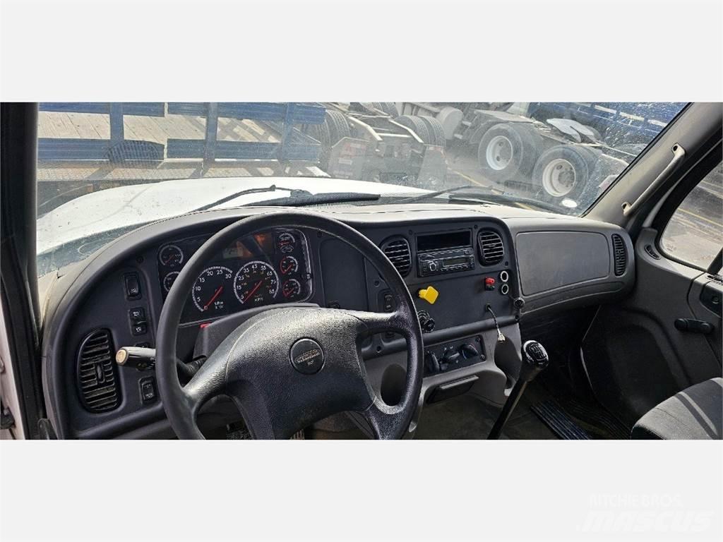 Freightliner M2 106 Flakbilar