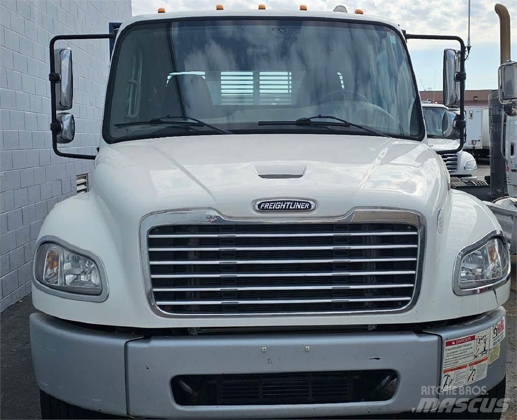 Freightliner M2 106 Flakbilar