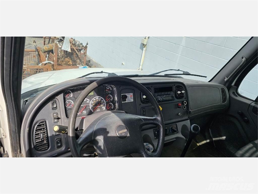 Freightliner M2 106 Flakbilar
