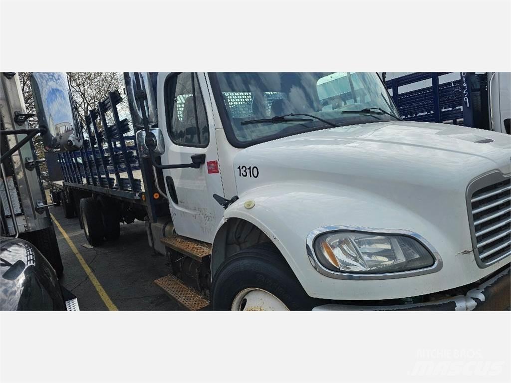 Freightliner M2 106 Flakbilar