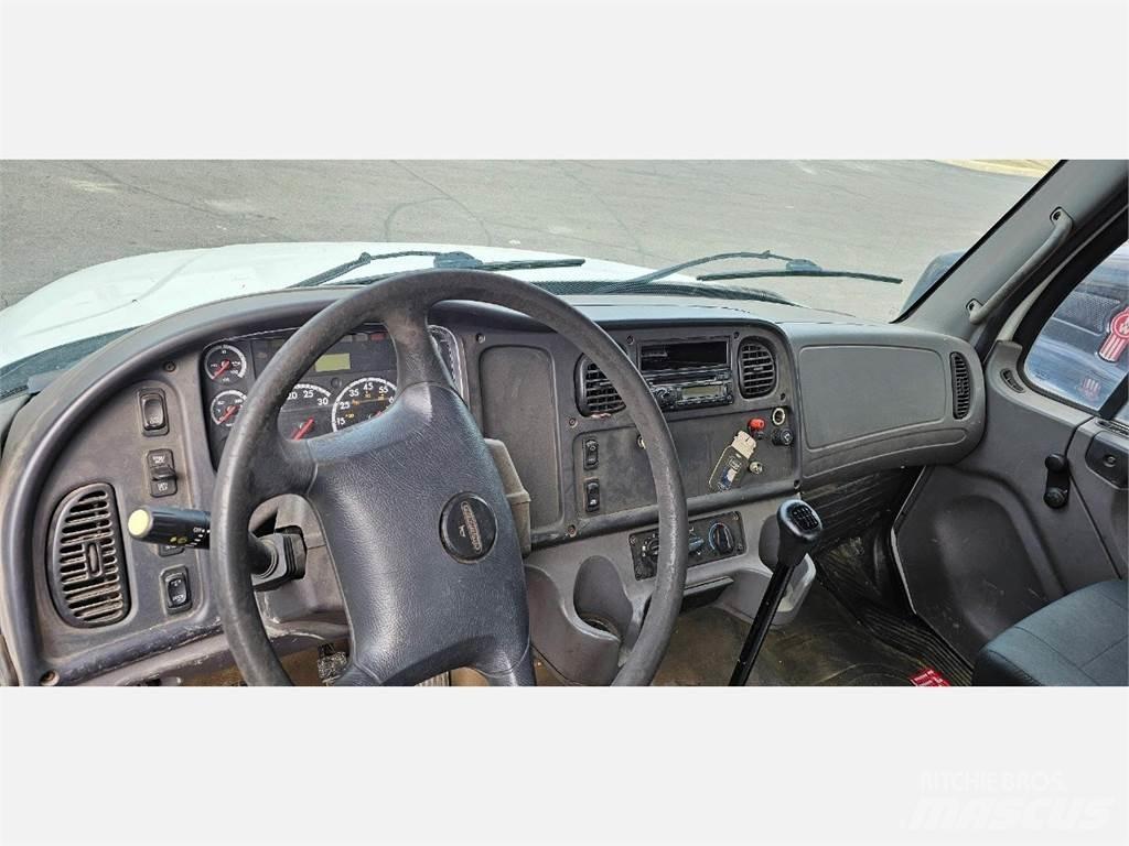 Freightliner M2 106 Flakbilar