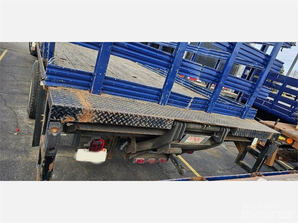 Freightliner M2 106 Flakbilar