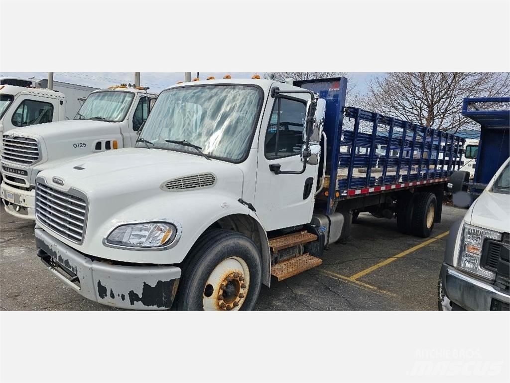 Freightliner M2 106 Flakbilar