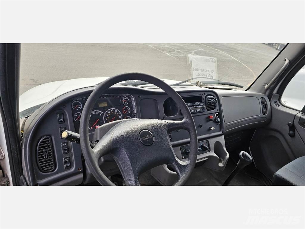Freightliner M2 106 Flakbilar
