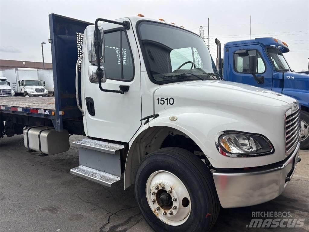 Freightliner M2 106 Flakbilar