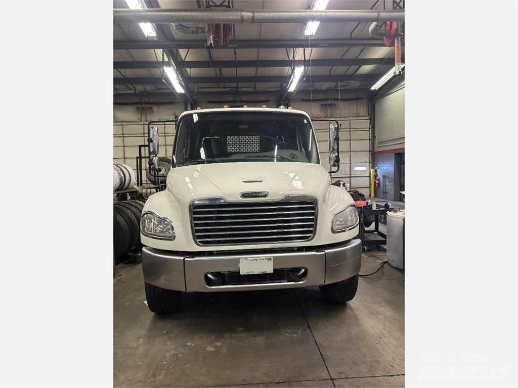 Freightliner M2 106 Flakbilar
