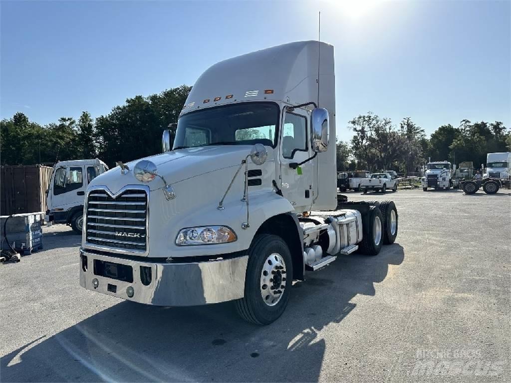 Mack CXU613 Dragbilar