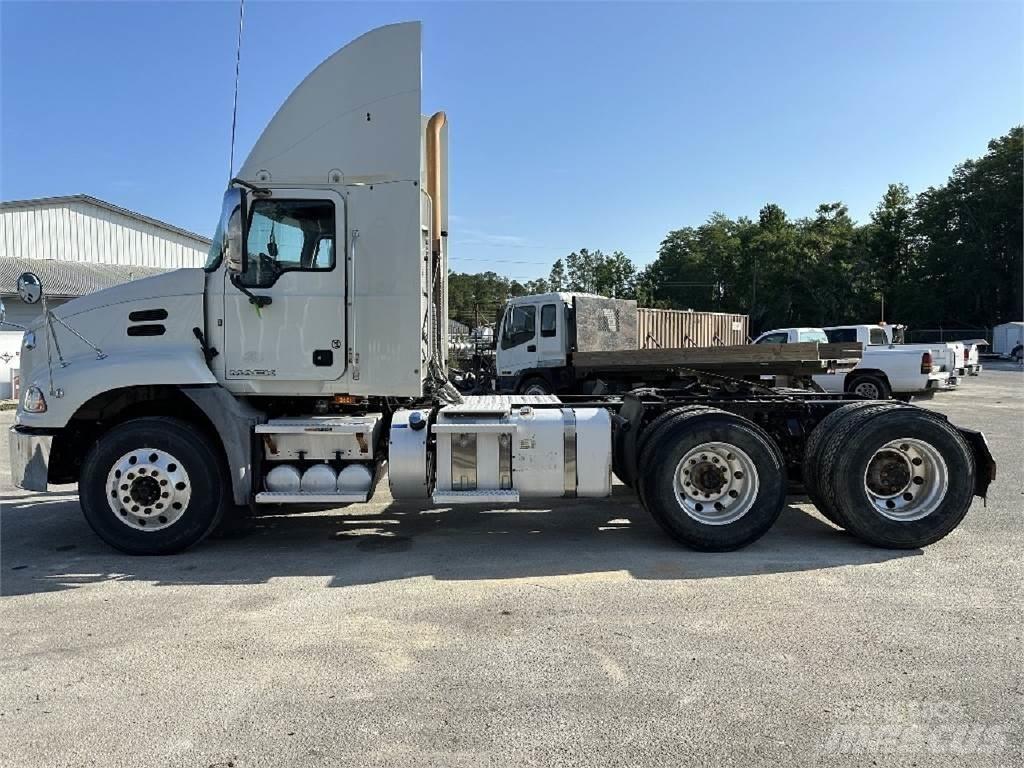 Mack CXU613 Dragbilar